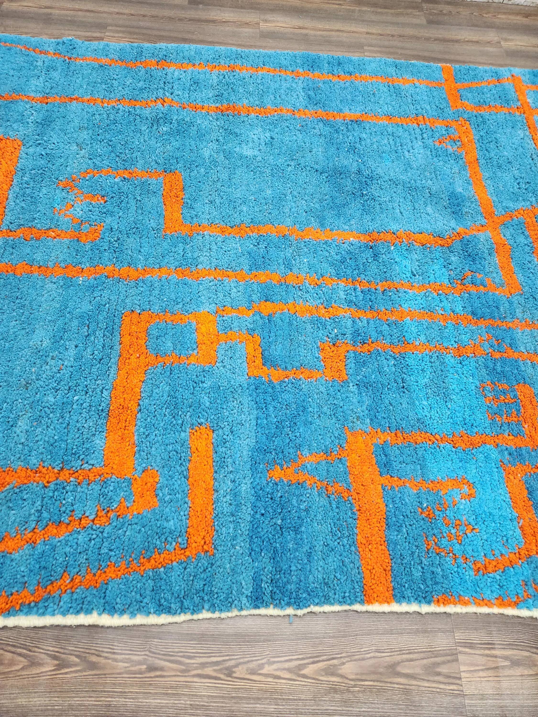 Large Moroccan rug made of natural wool, dimensions 250x150 cm, handmade.