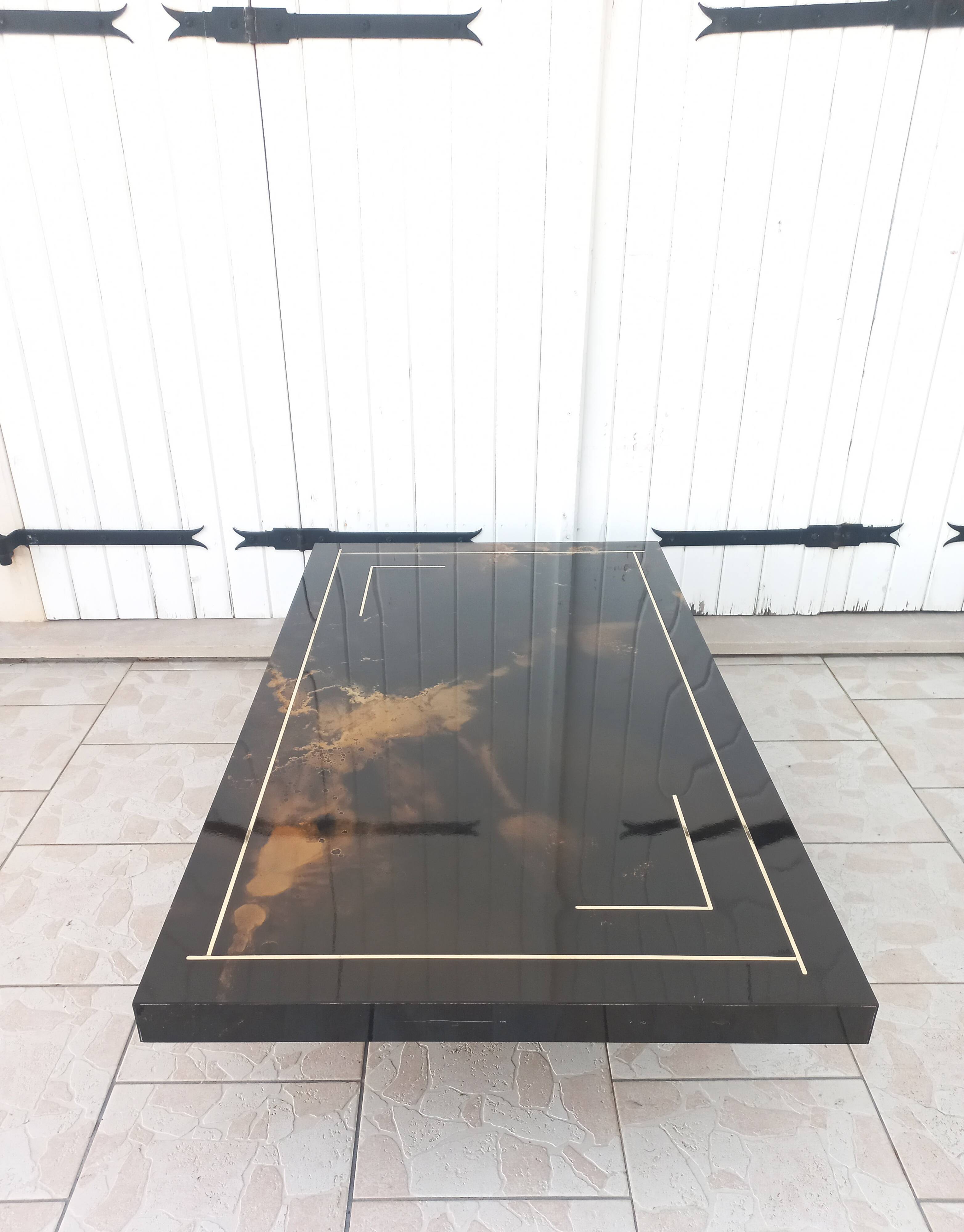 Table basse laquée à décor solaire