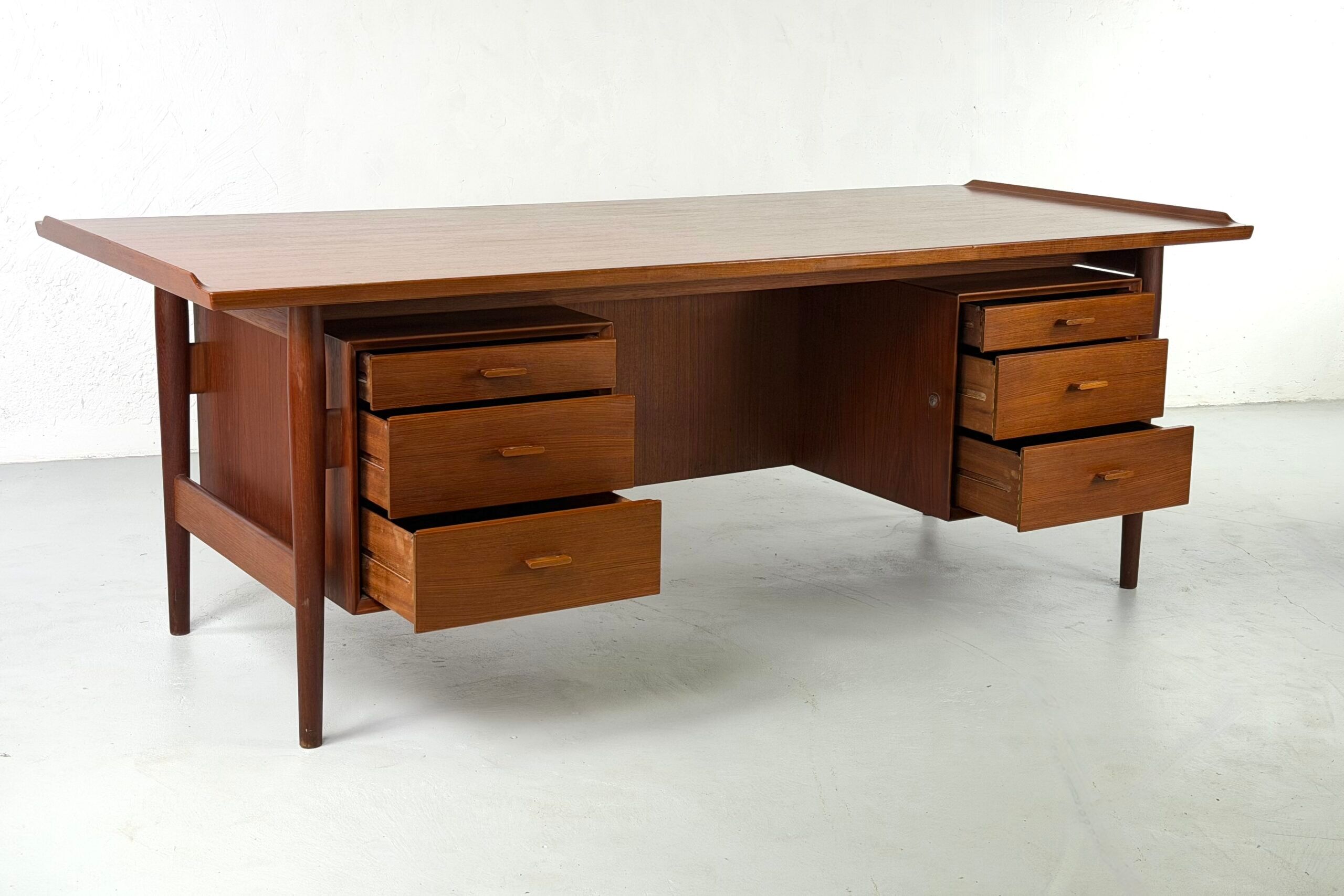 Director's desk model 207 by Arne Vodder for Sibast – 1960s