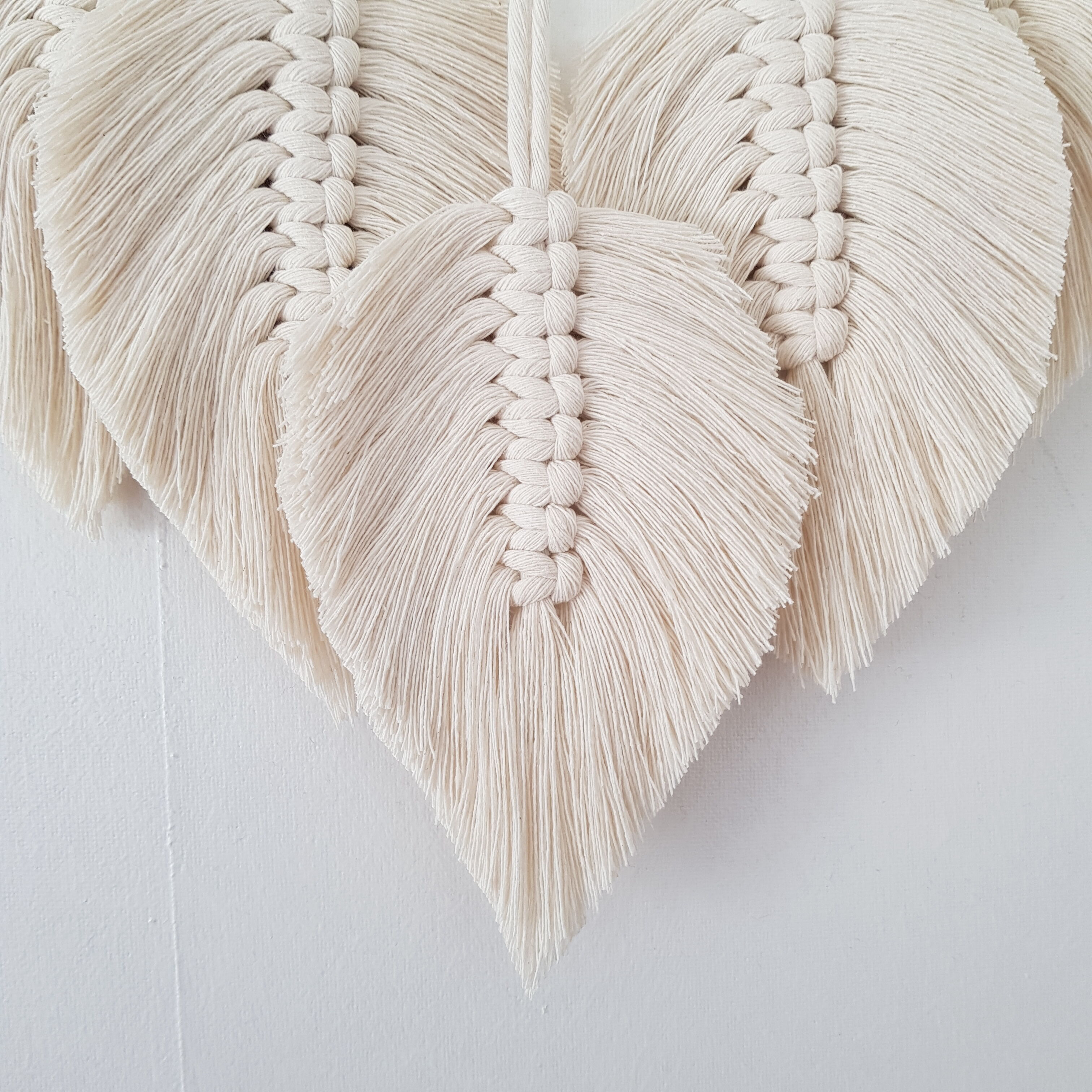 Macamé tenture murale décoration plumes