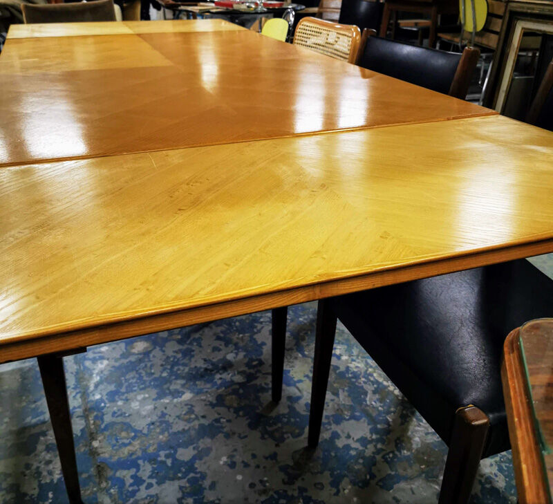 Expandable vintage table