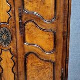 Armoire Bressane époque Louis XV en noyer et loupe d'orme vers 1750-1780