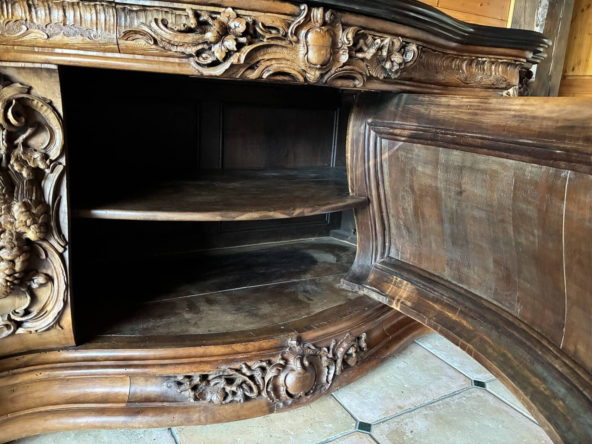 Monumental sideboard from the 19th century.