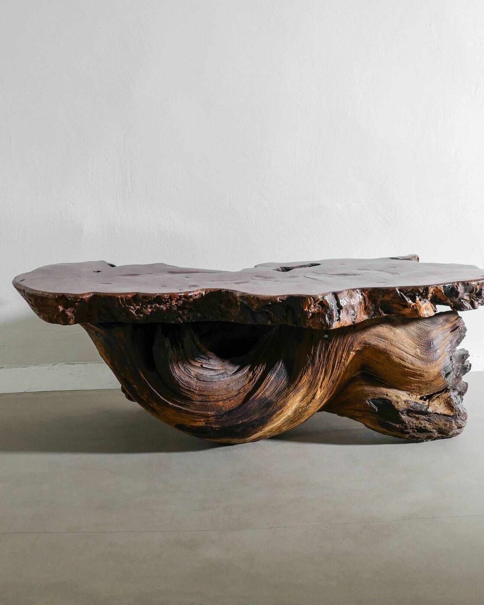 Table d'appoint sculpturale en bois brutaliste française, années 1960