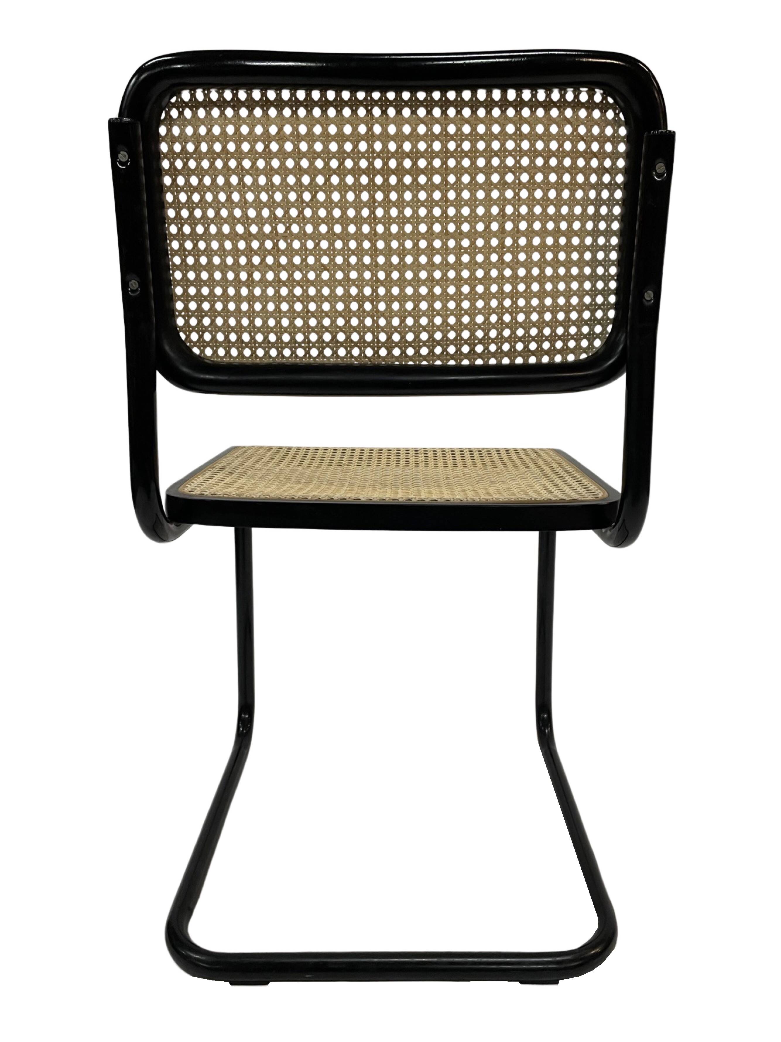 Chaise design Cesca modèle B32 en noir - structure noire
