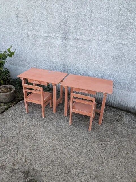 Child's desk and its chair