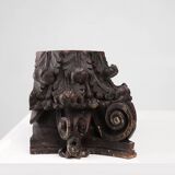 Un ancien chapiteau de colonne corinthienne sculpté à la main, France, XVIIIe siècle
