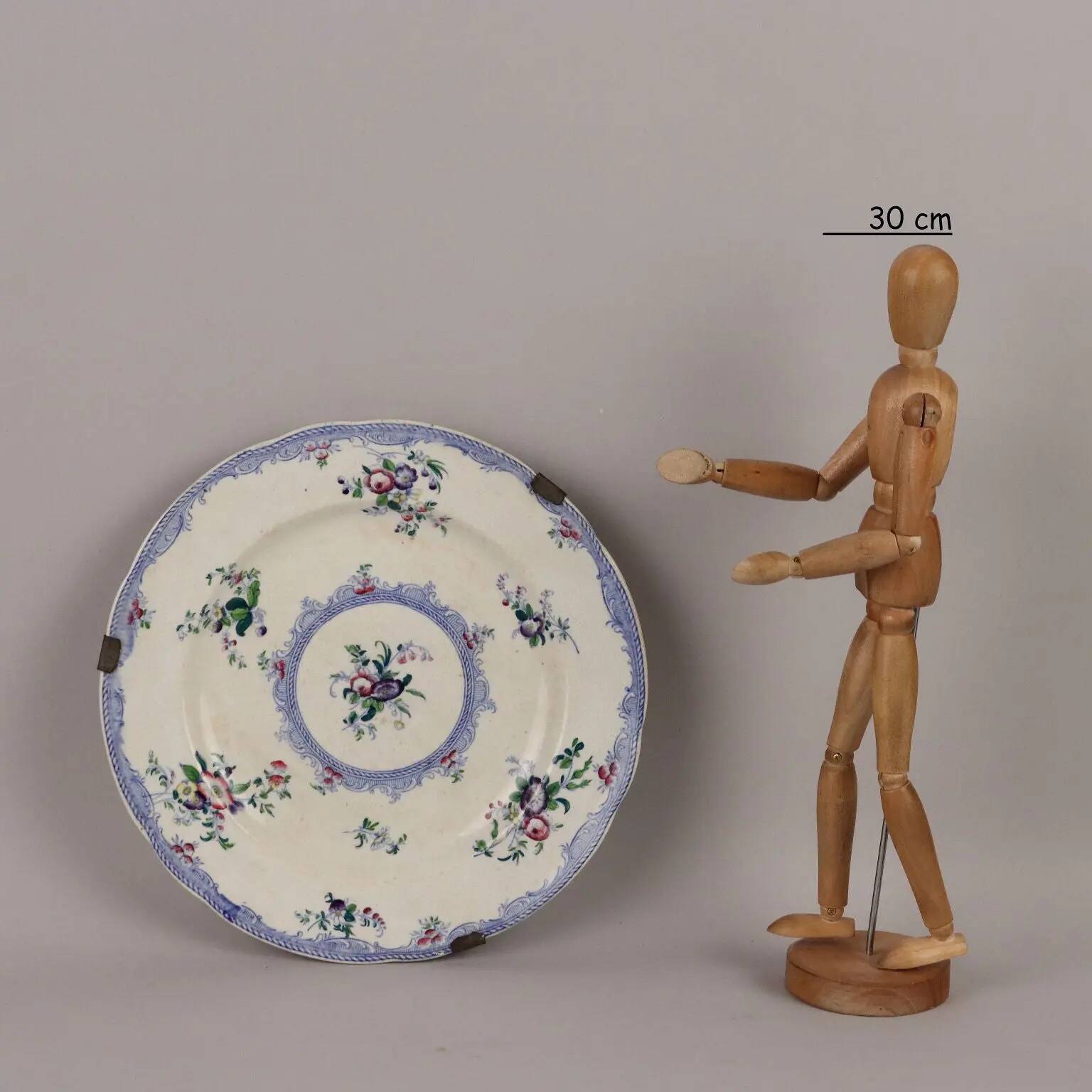 Antique earthenware plates with floral decoration from the 19th century.