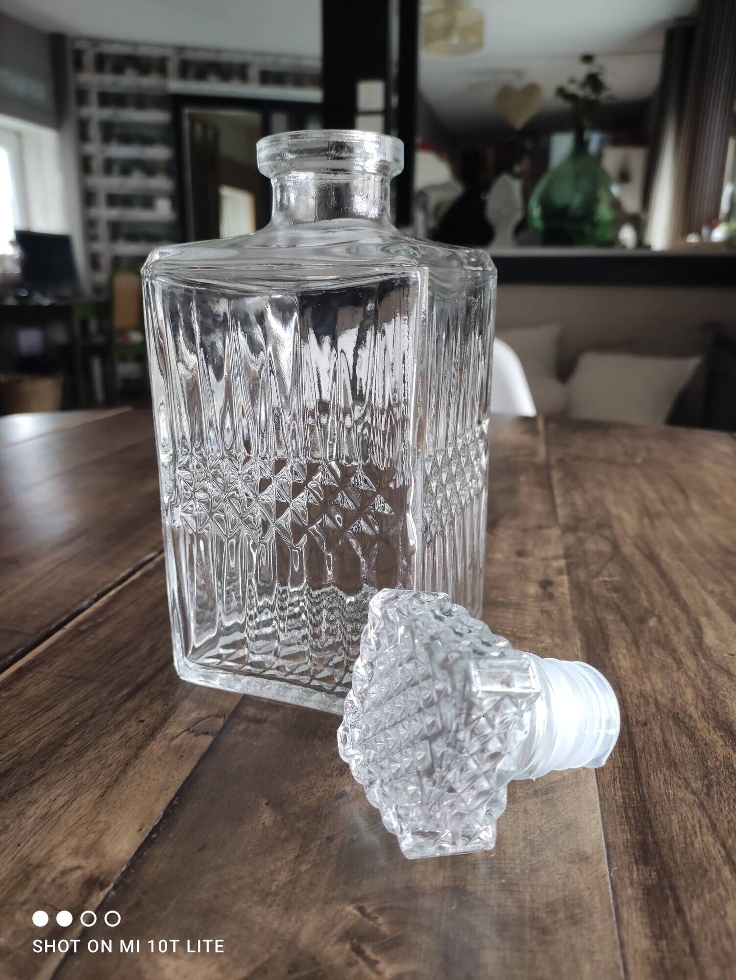 Vintage glass faceted glass whisky decanter diamond airtight cap
