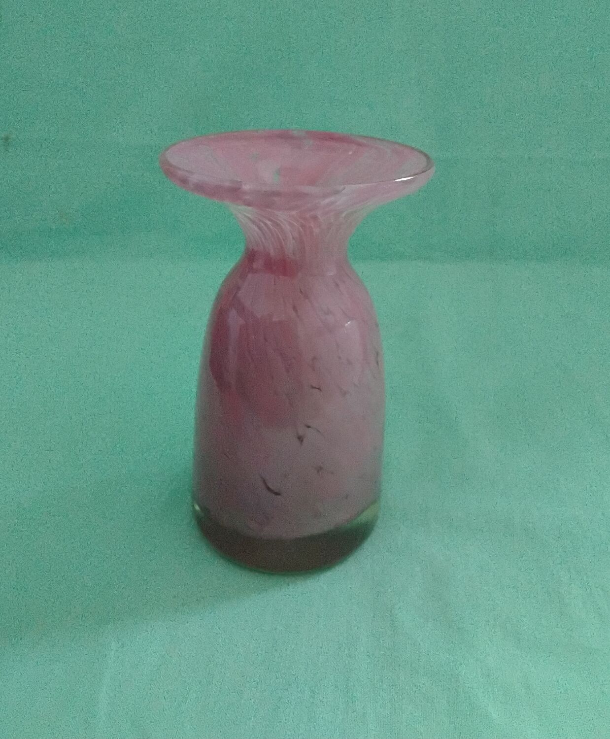 Vase en verre rose