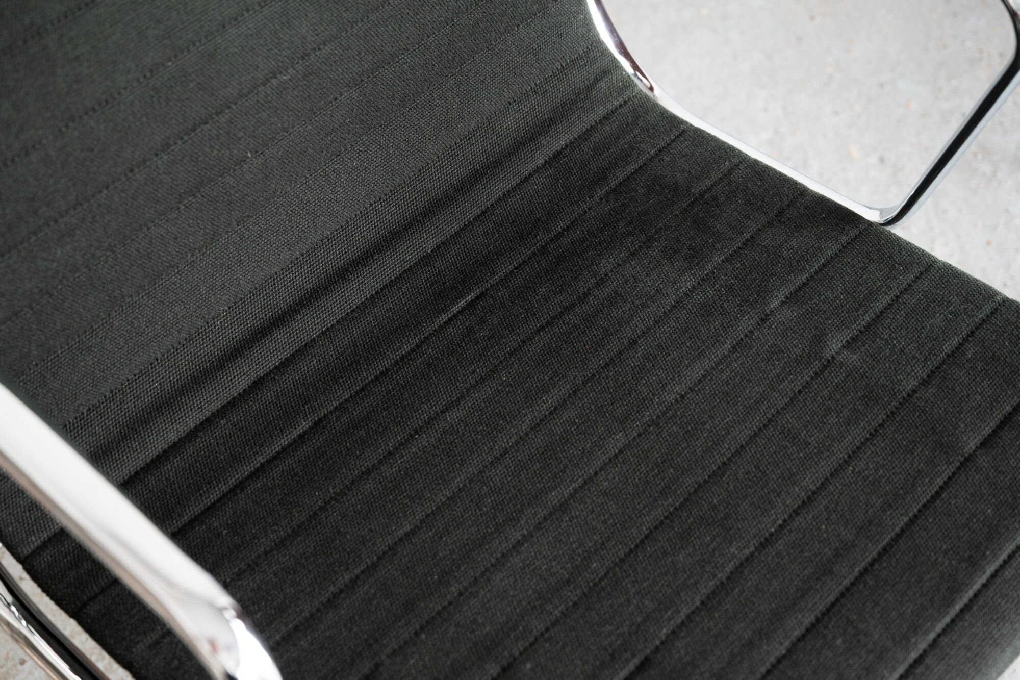 Paire de chaises de bureau ‘EA108’ par Charles & Ray Eames