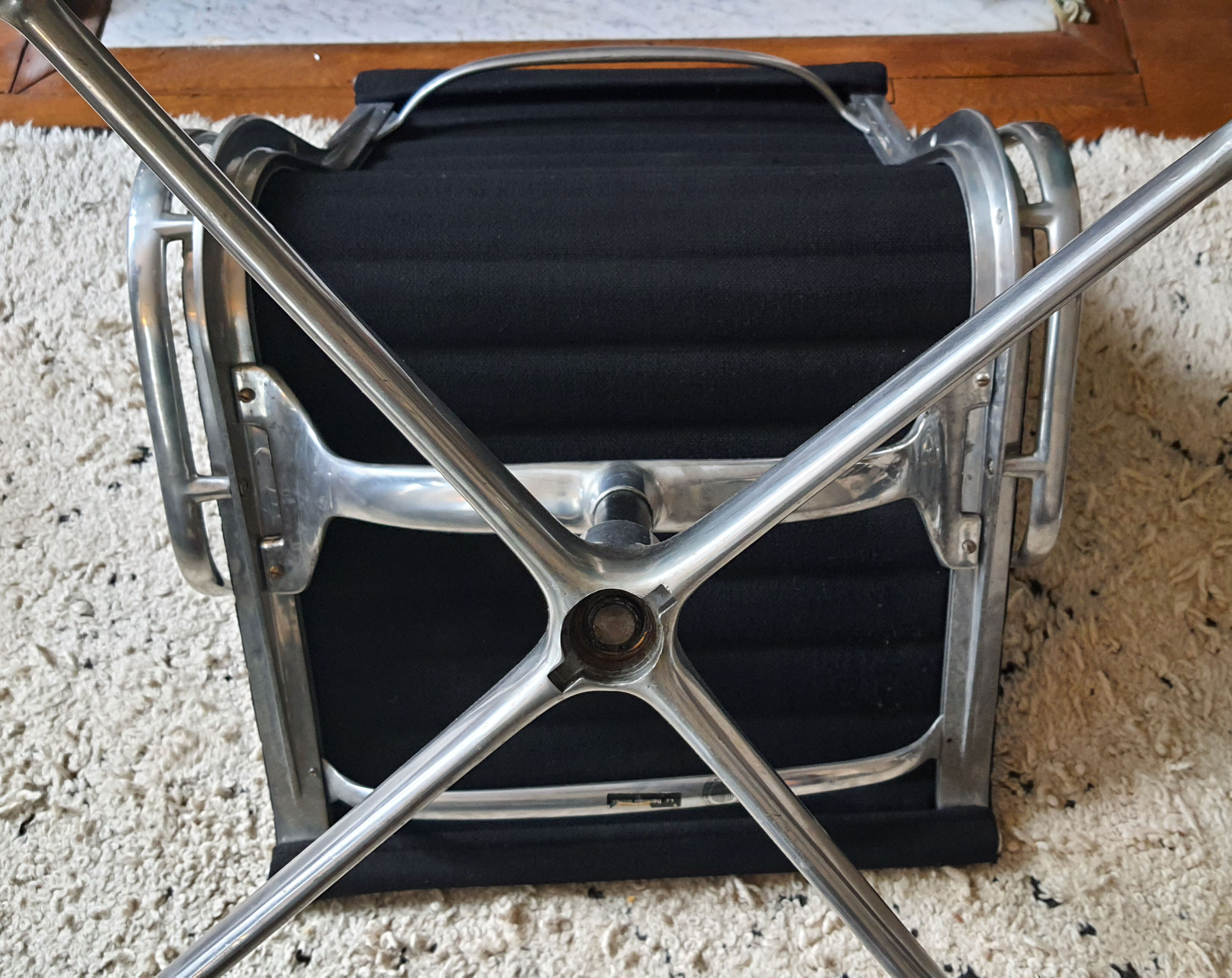 Fauteuil de bureau EA 107 Eames éditon Herman Miller 1959/1972