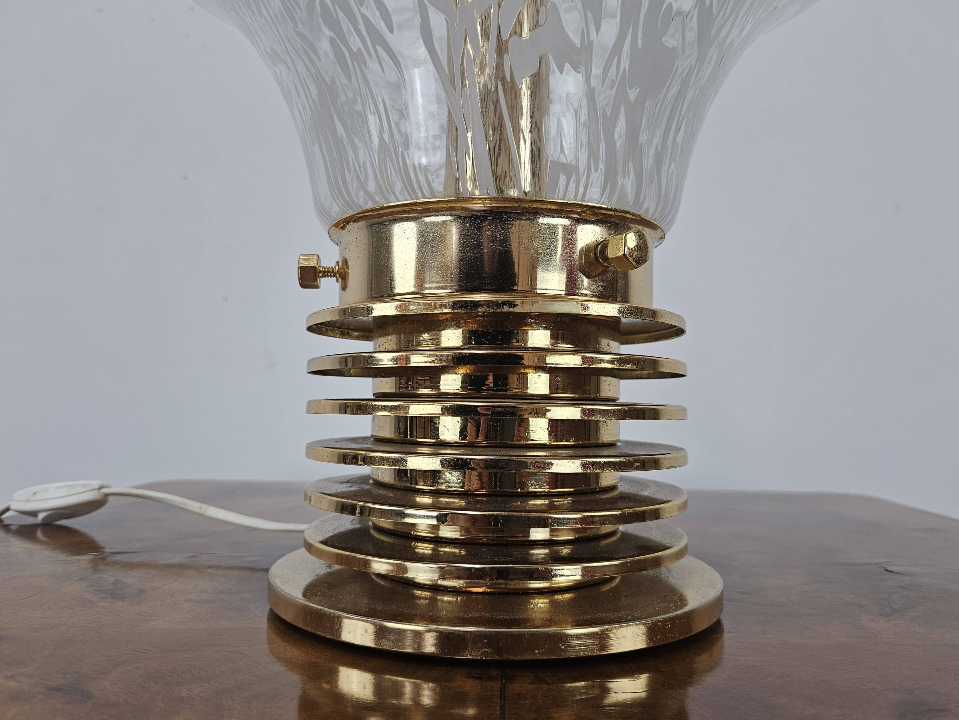 1970s table lamp in worked glass and gold metal