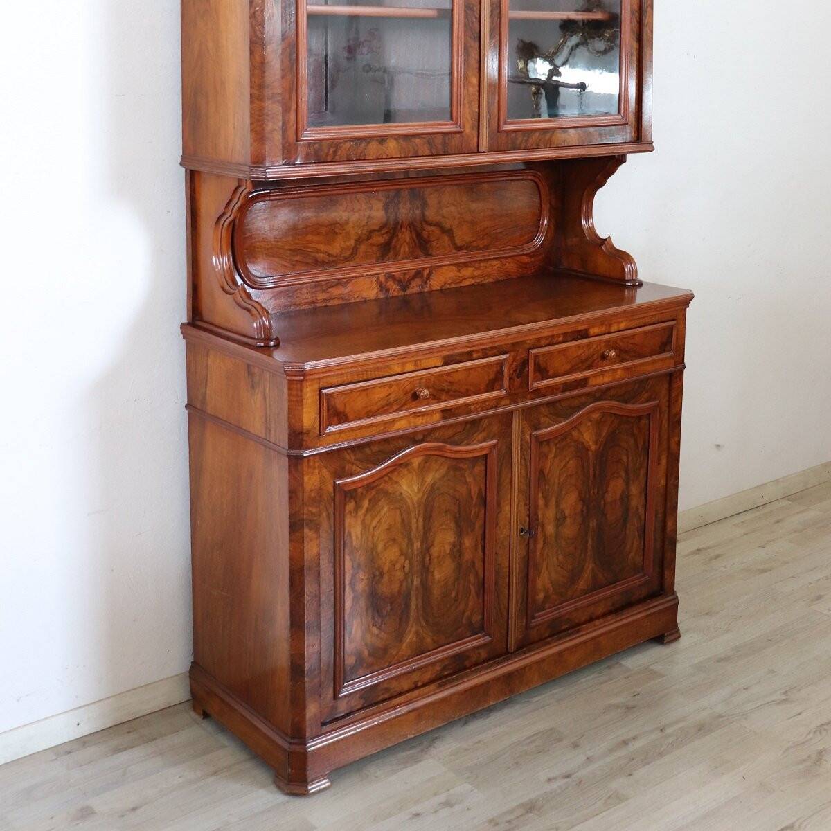 Antique Cupboard In Walnut Briar, Italy Mid 19th Century