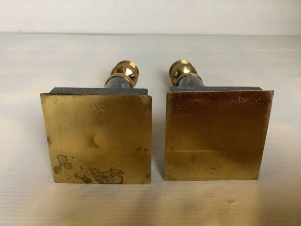 Paire de bougeoirs colonnes en marbre vert laiton