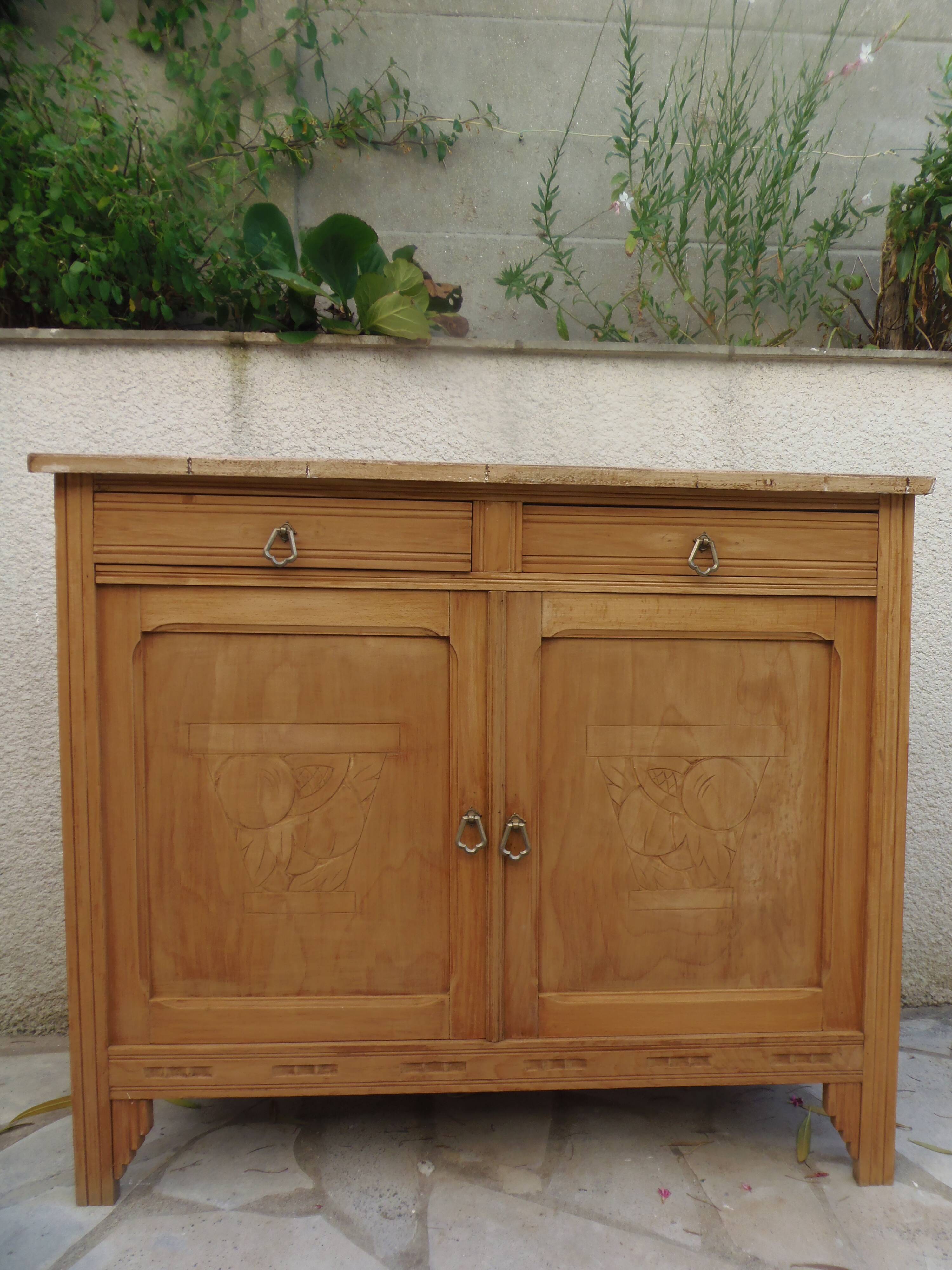 Buffet Art Déco en bois naturel, charme authentique.