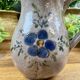 Pichet ancien en céramique grise décor fleur bleue peint main vintage