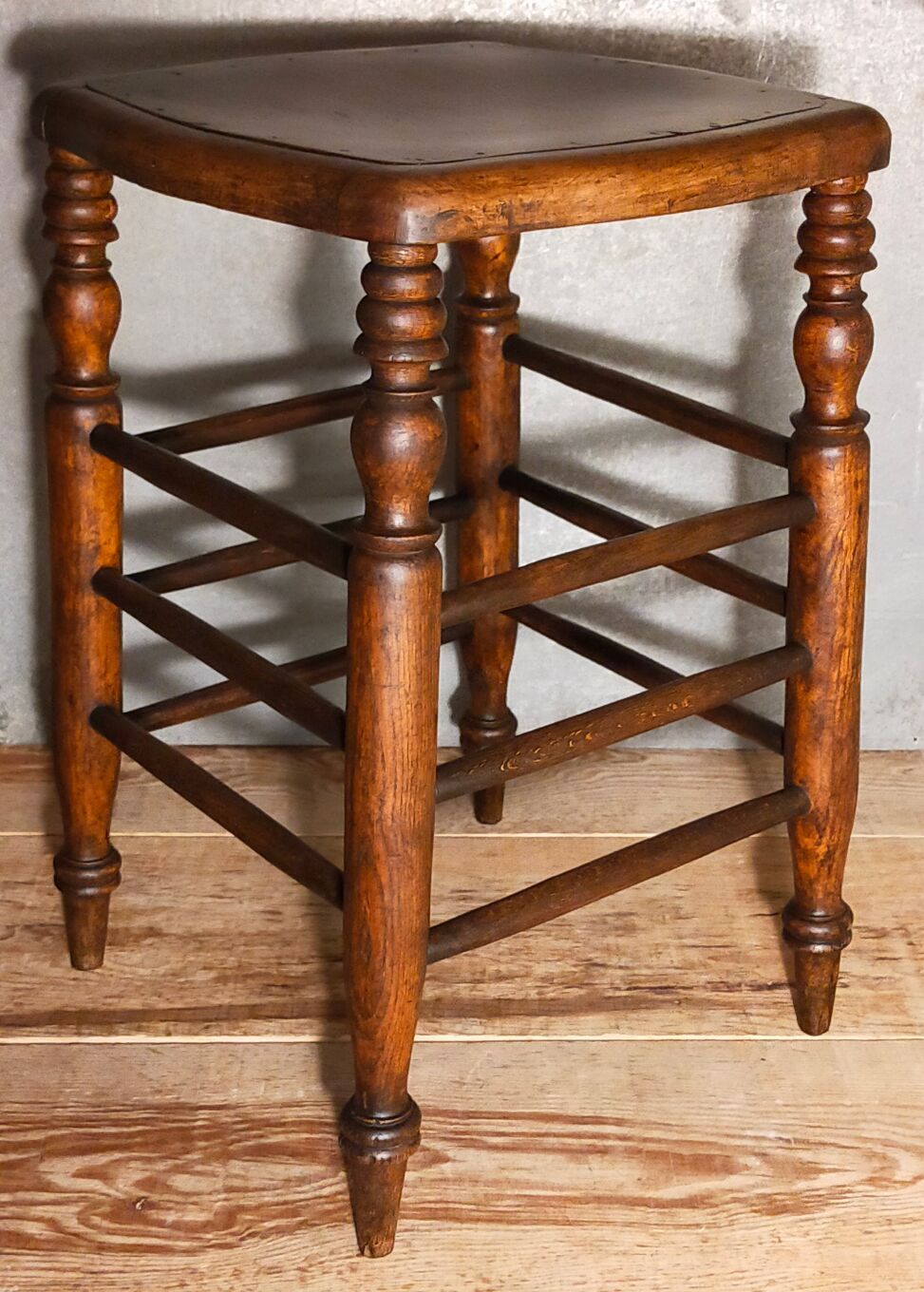 Stool in turned solid wood