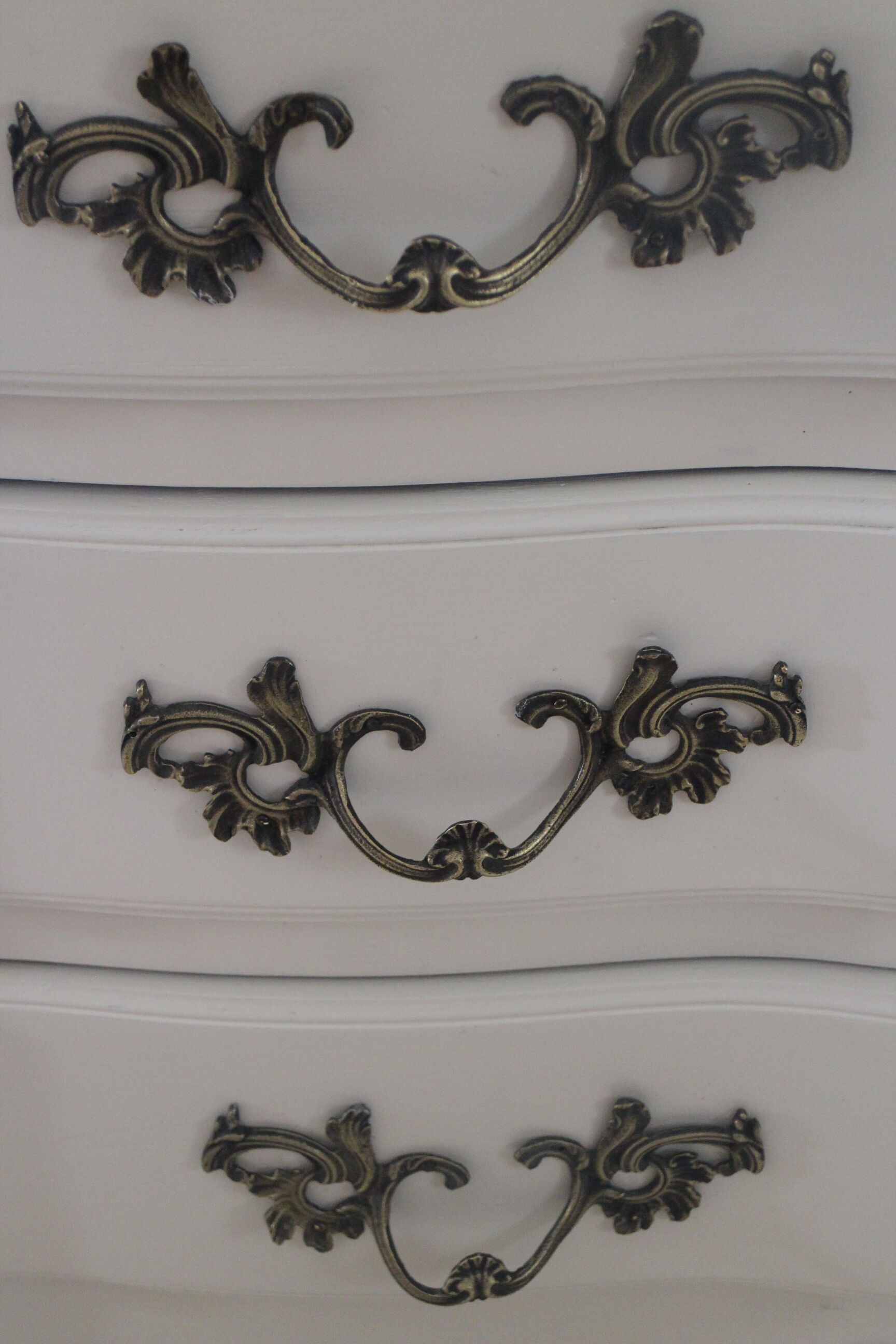 Chest of drawers crossbow