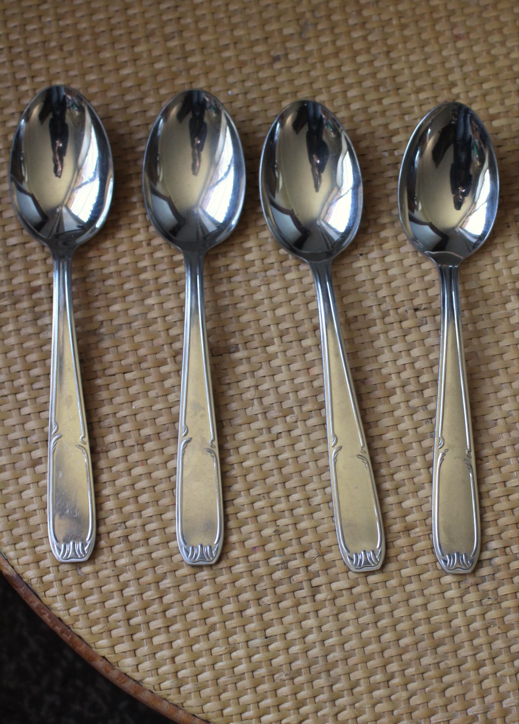 Lot 4 spoons metal decorations