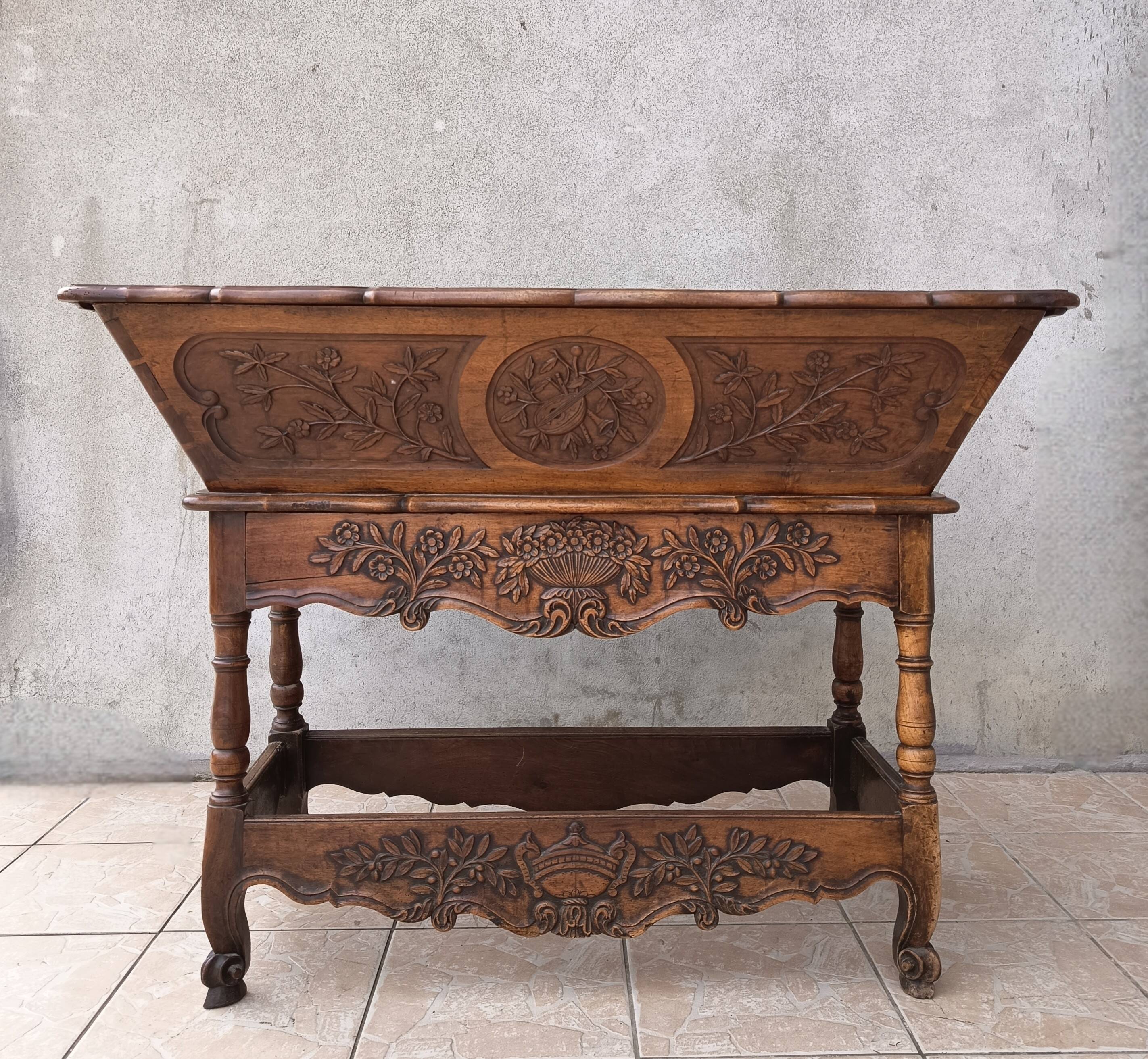 Provençal kneading trough in walnut from the 18th century.