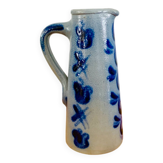 Small stoneware pitcher with Alsatian salt