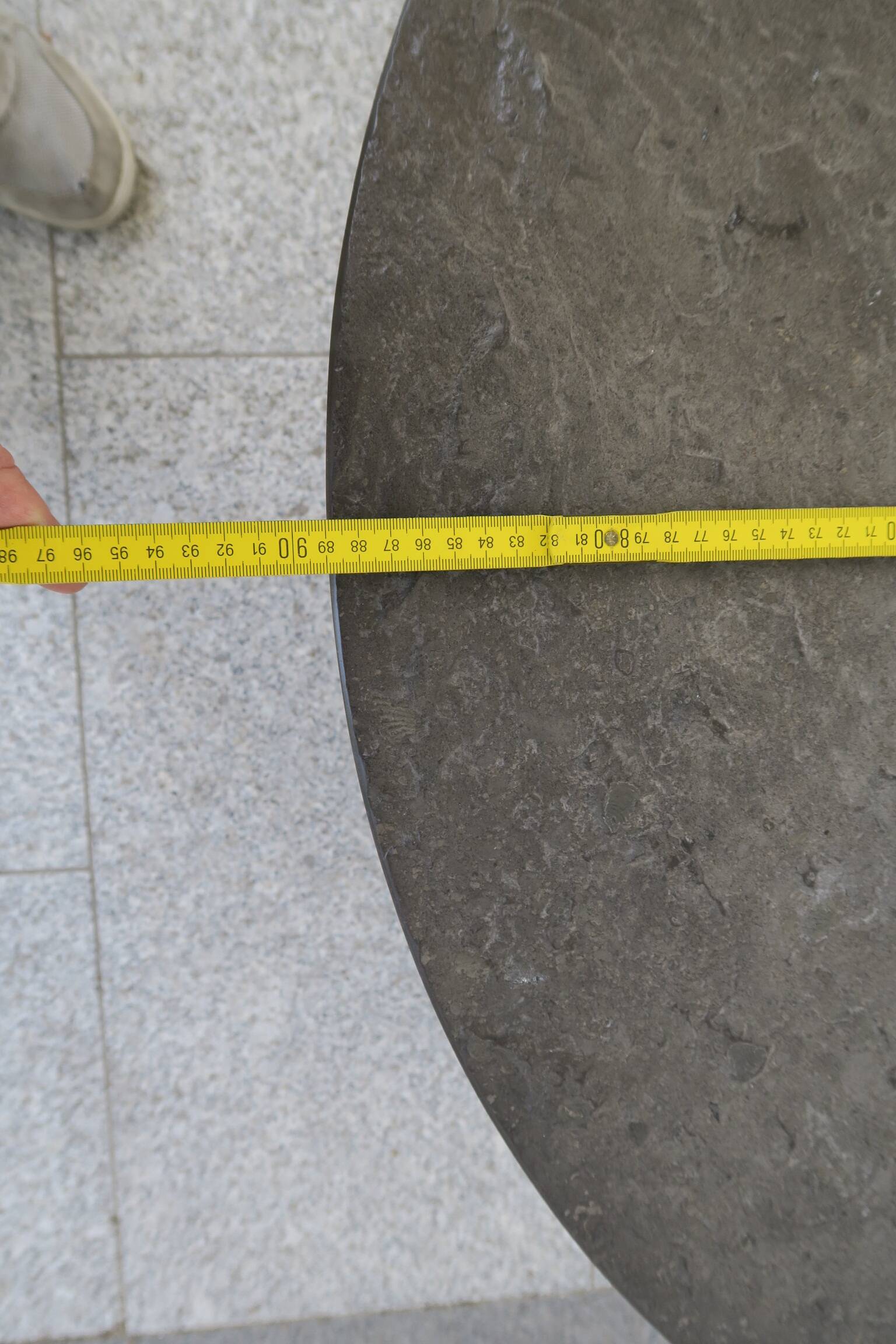 table basse ronde avec plateau en ardoise noire par draenert studios