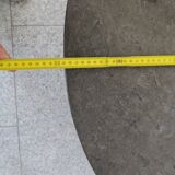 table basse ronde avec plateau en ardoise noire par draenert studios