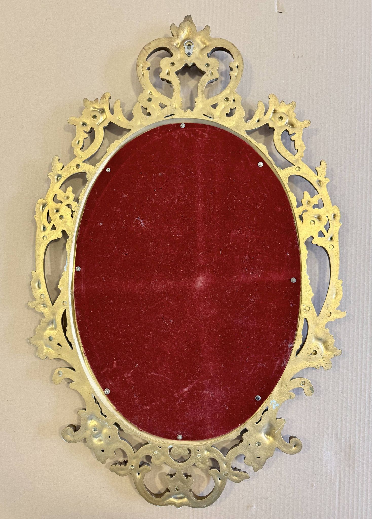 Miroir ovale en or de style baroque par Roberta Wood