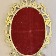 Miroir ovale en or de style baroque par Roberta Wood