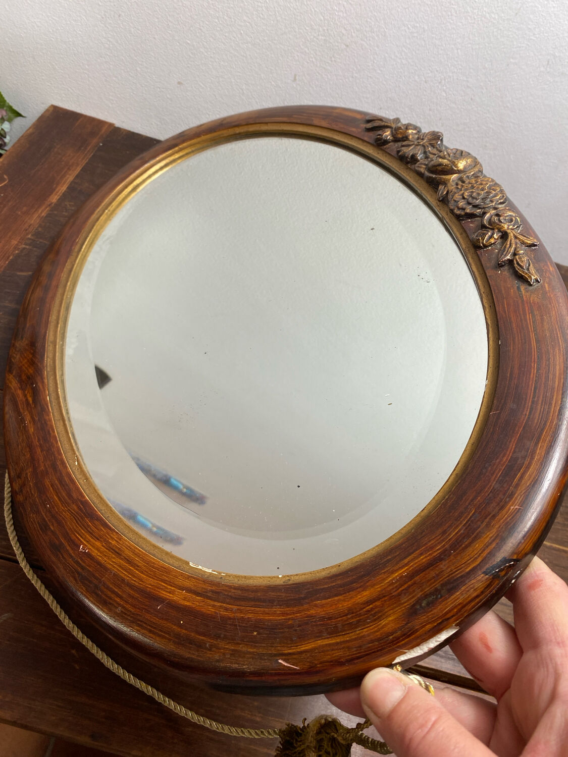 Miroir en bois et plâtre, décor fleuri, Art Déco