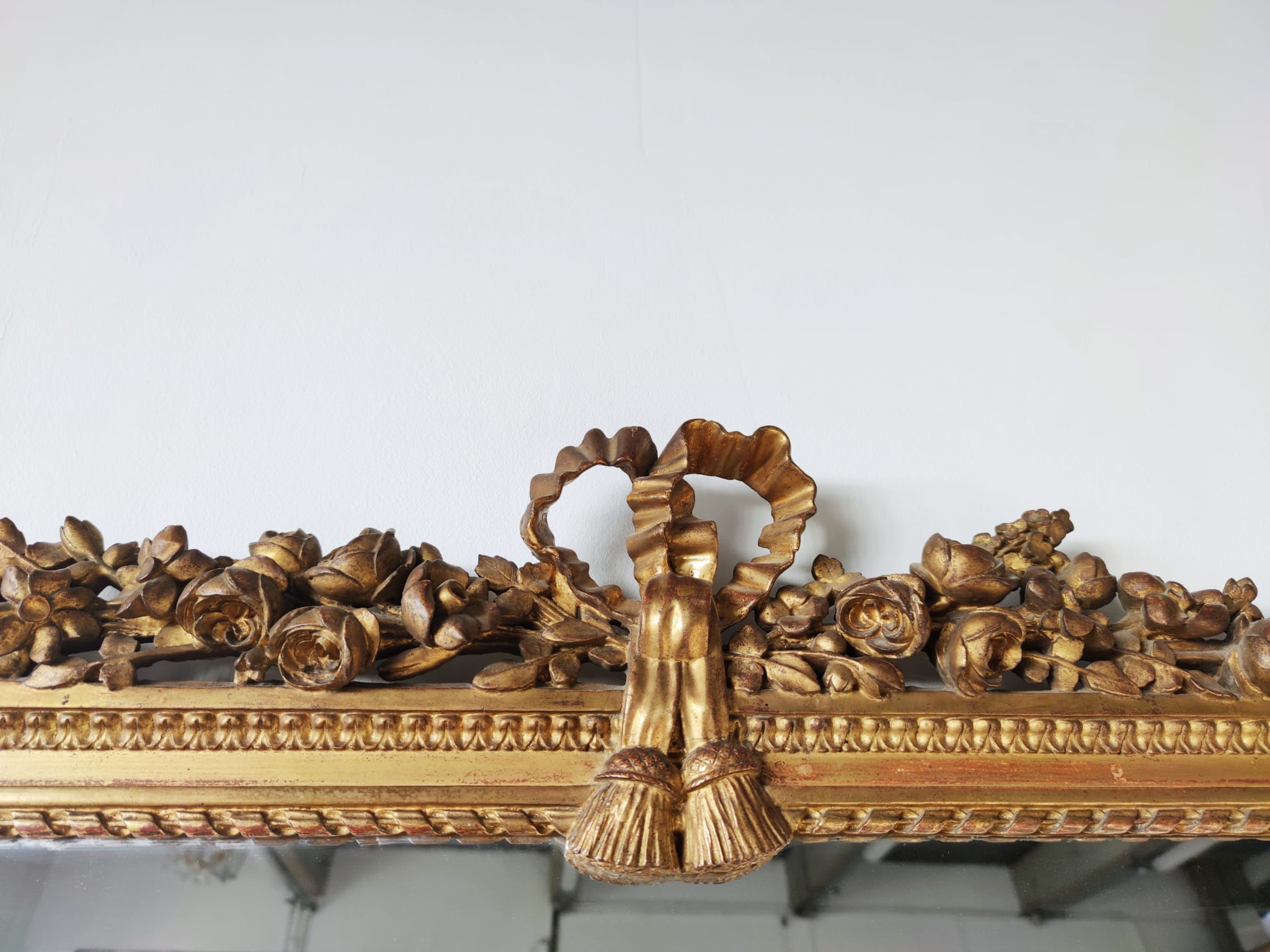 Miroir de cheminée en bois doré à décor de nœud et de roses H : 164 cm
