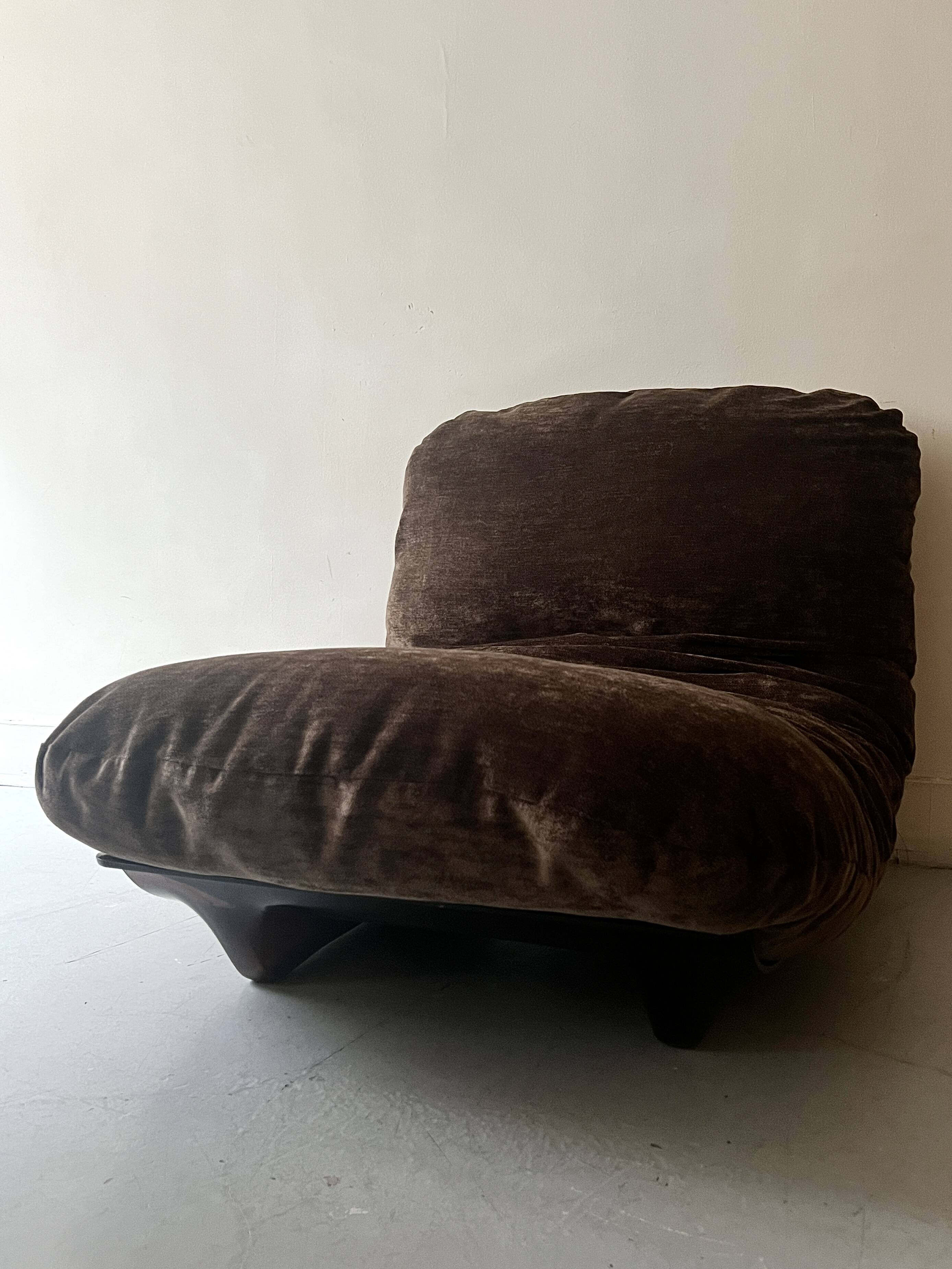 Chauffeuse Marsala en plexiglas fumé & velours ras marron, Ligne roset 1970