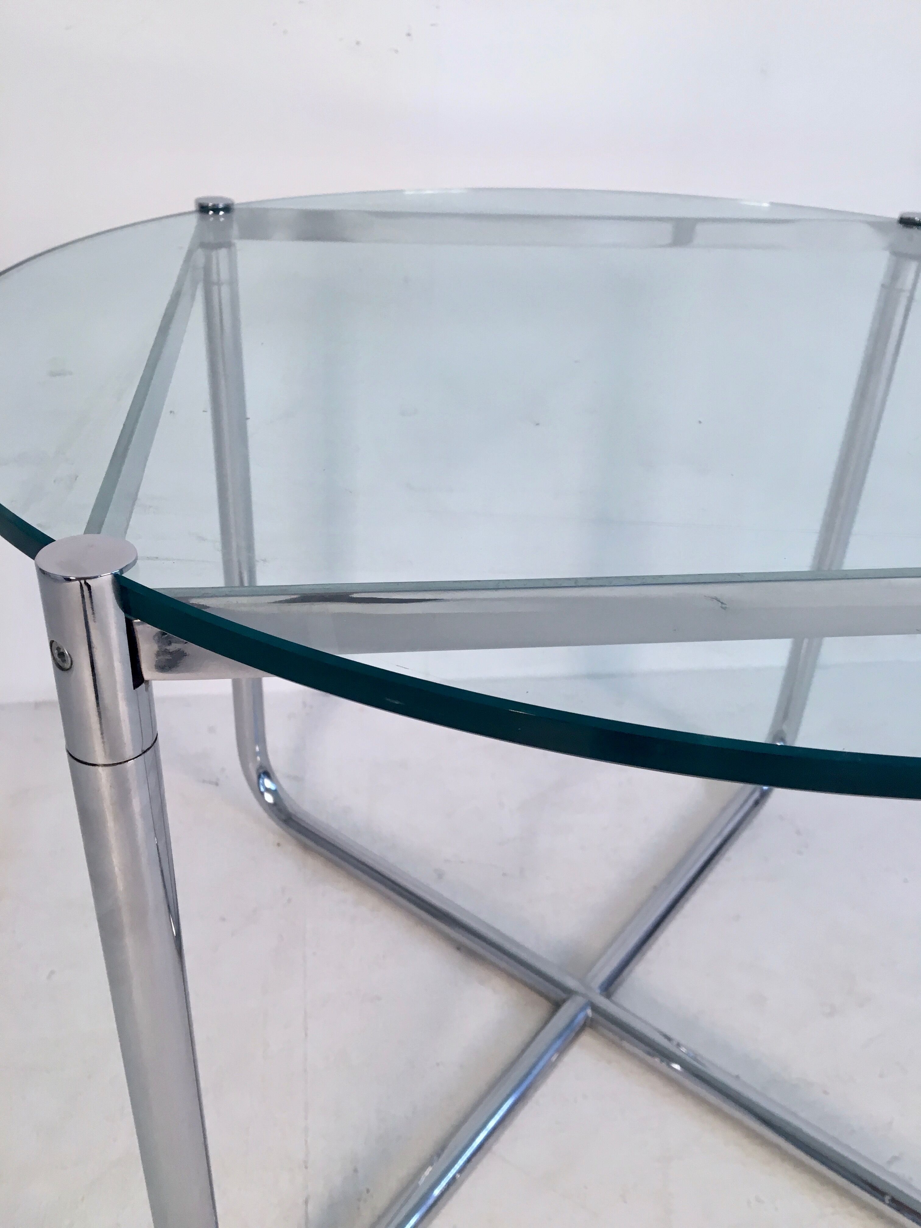Table d'appoint en verre et chrome de Mies Van Der Rohe pour Knoll, vers 1970