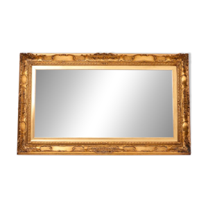 Un miroir à cadre doré