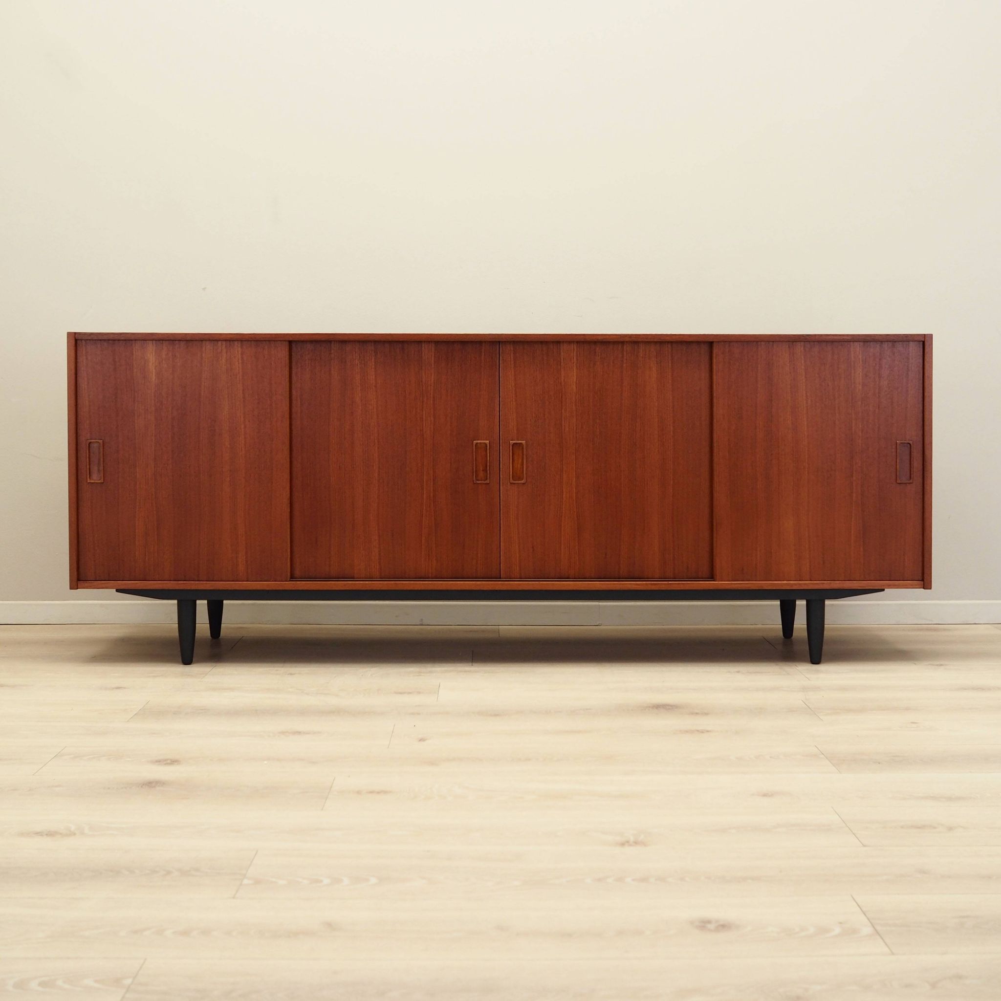 Enfilade en teck, design danois, années 1970, production : Danemark