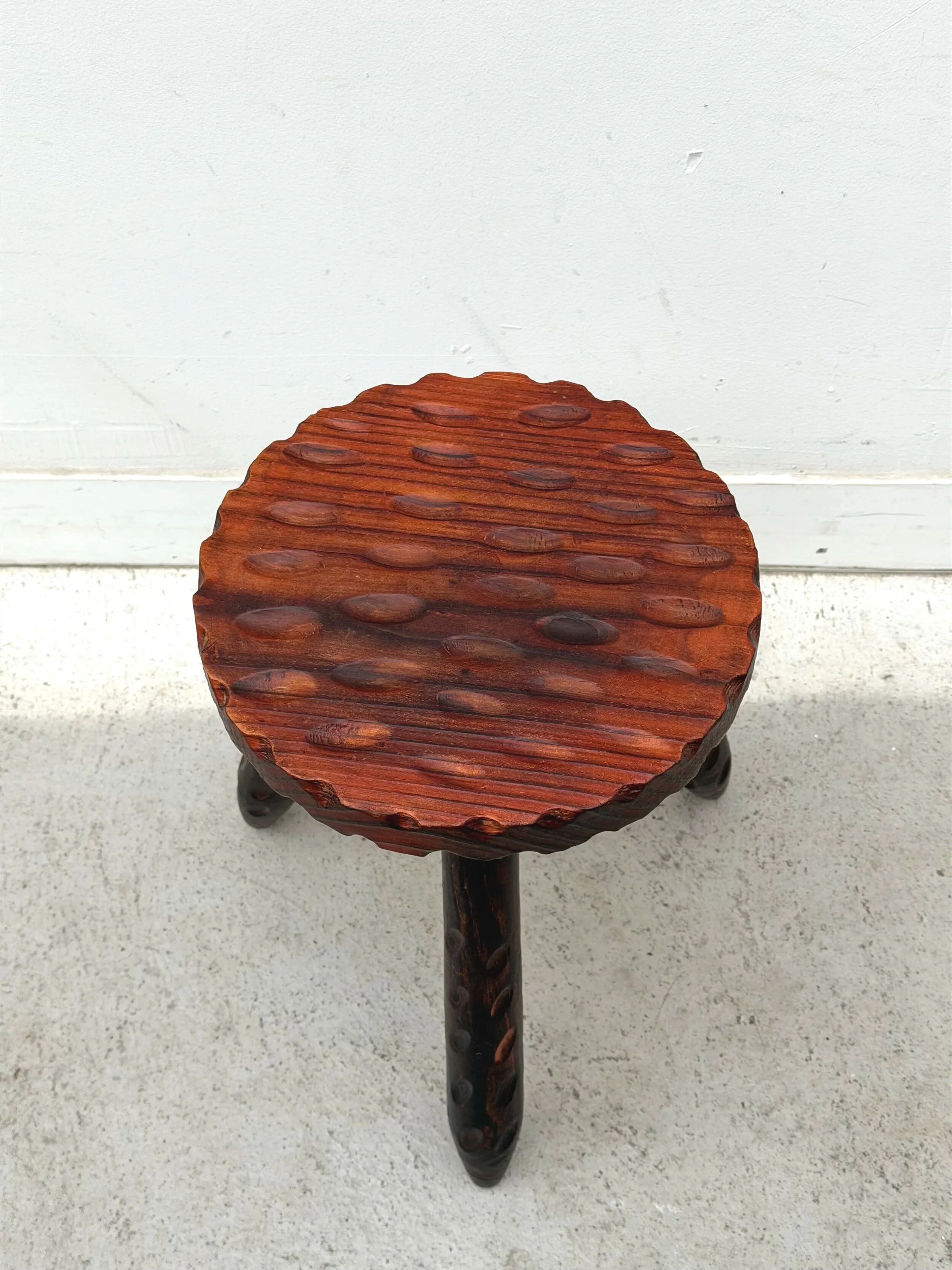 Tabouret brutaliste en bois massif, Espagne 1970