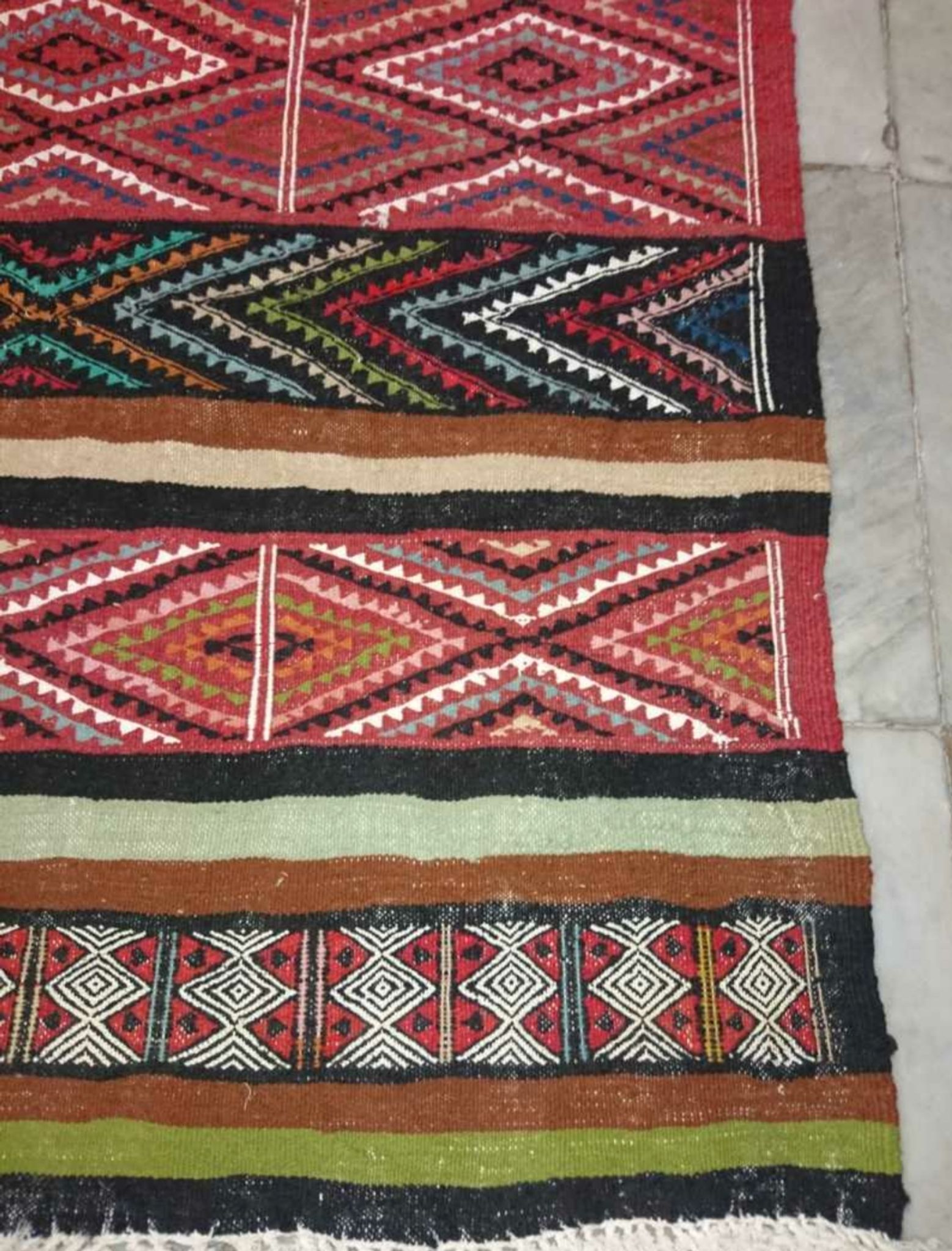 Tapis kilim berbère rouge multicolore en laine 100x200cm
