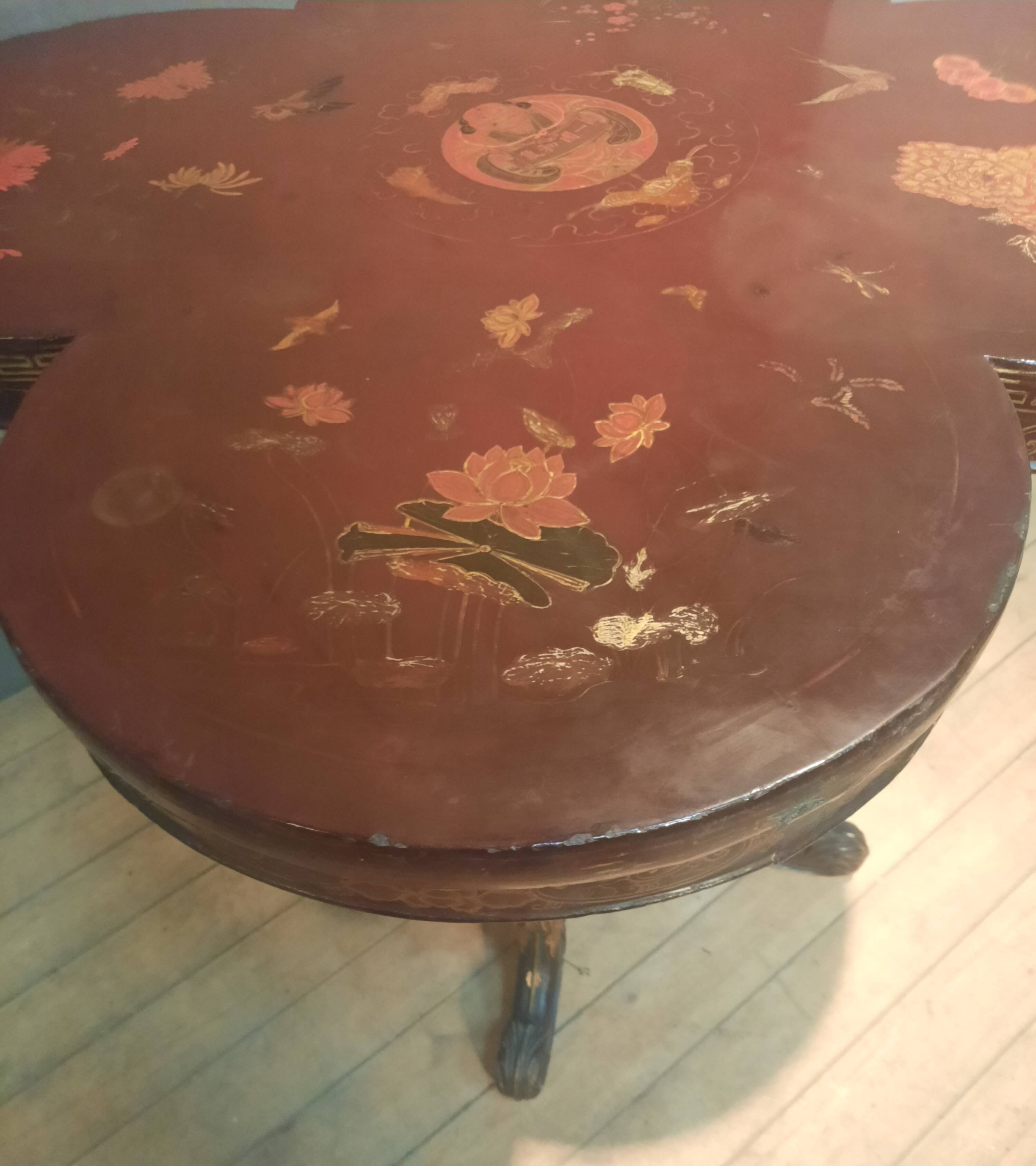 Guéridon with a polylobed top in Far Eastern lacquer.