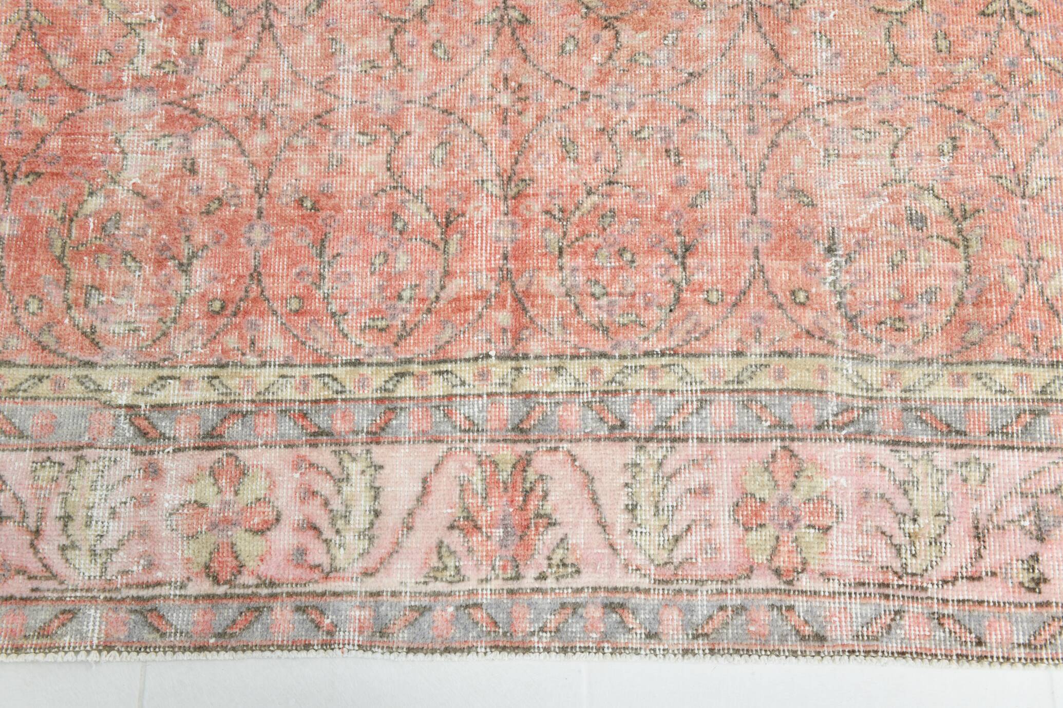 Tapis vintage à décor floral rouge et beige