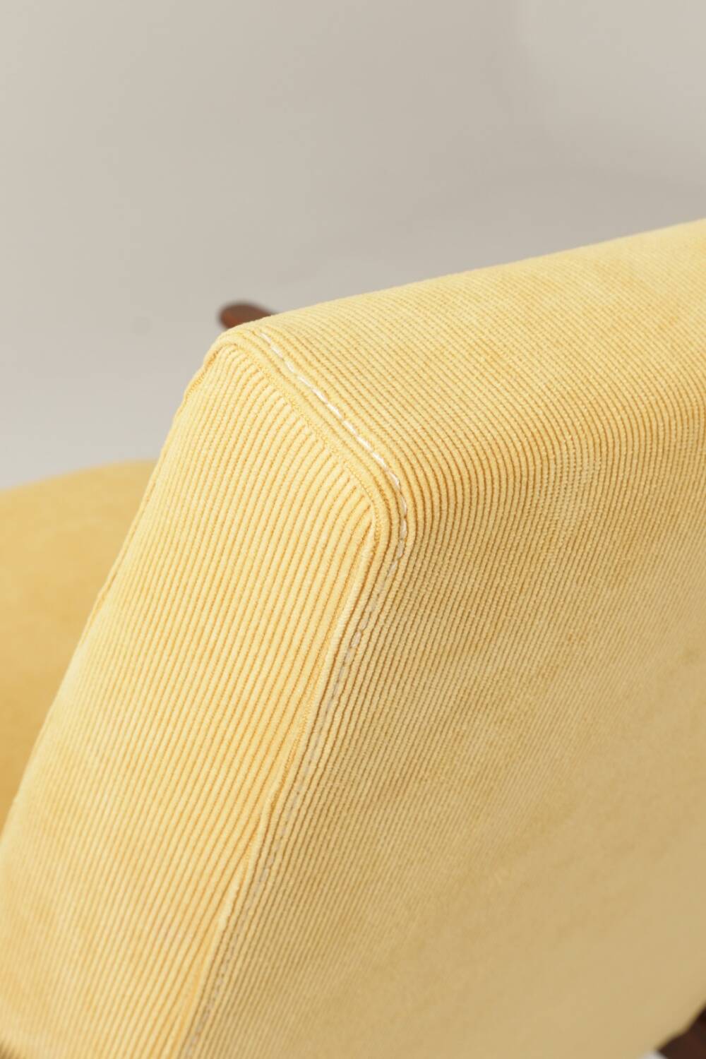 Fauteuil vintage pastel jaune velours côtelé et repose - pieds