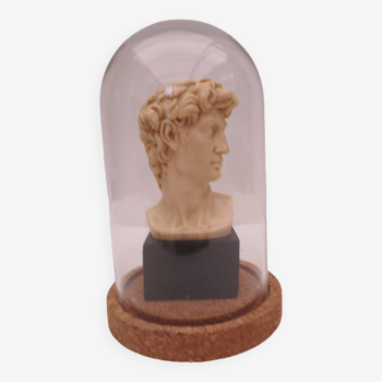 Petit globe en verre sur socle abritant une figurine de " david "