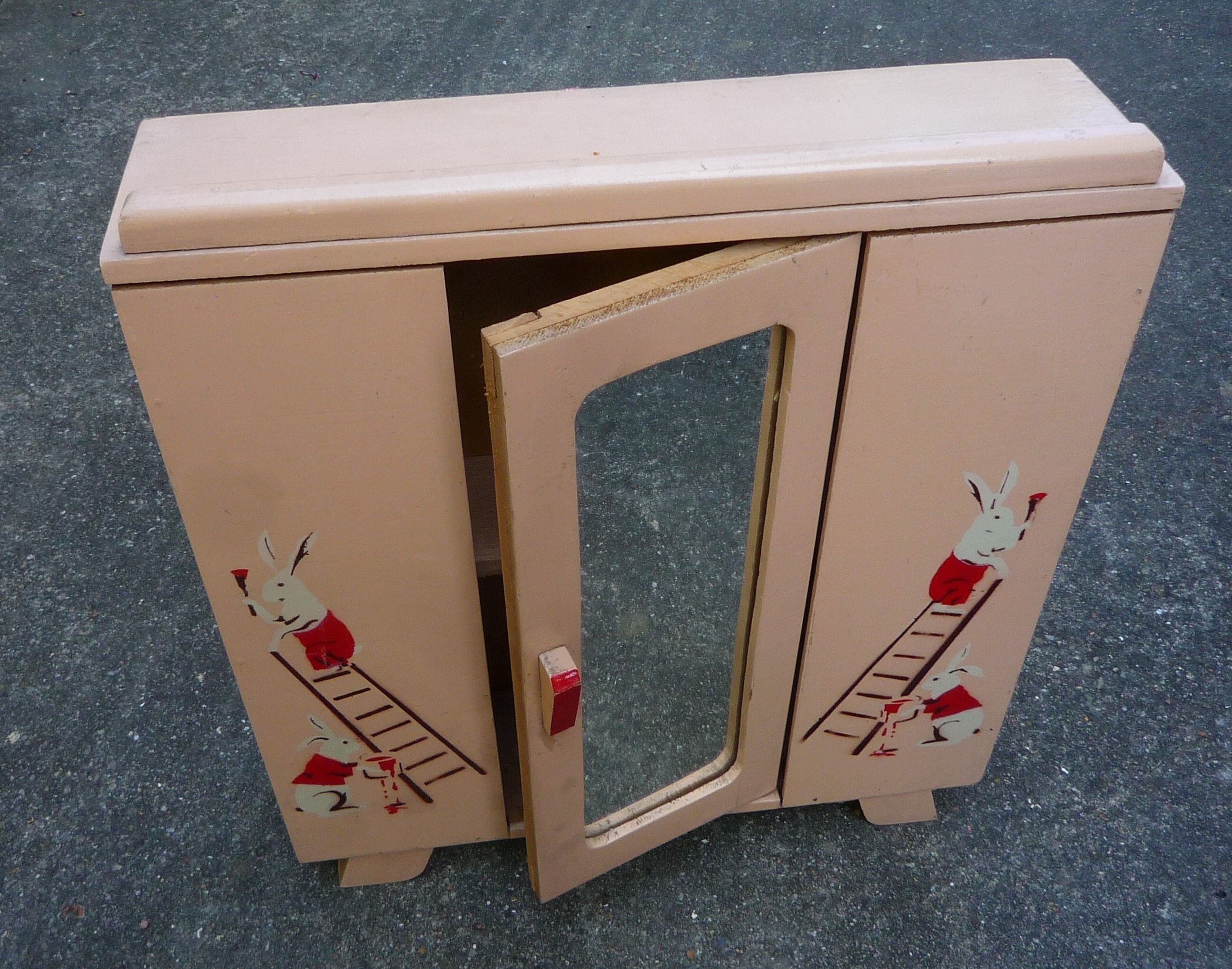 Armoire de poupée et fauteuil, jouet enfant, années 1930, motif lapin au pochoir
