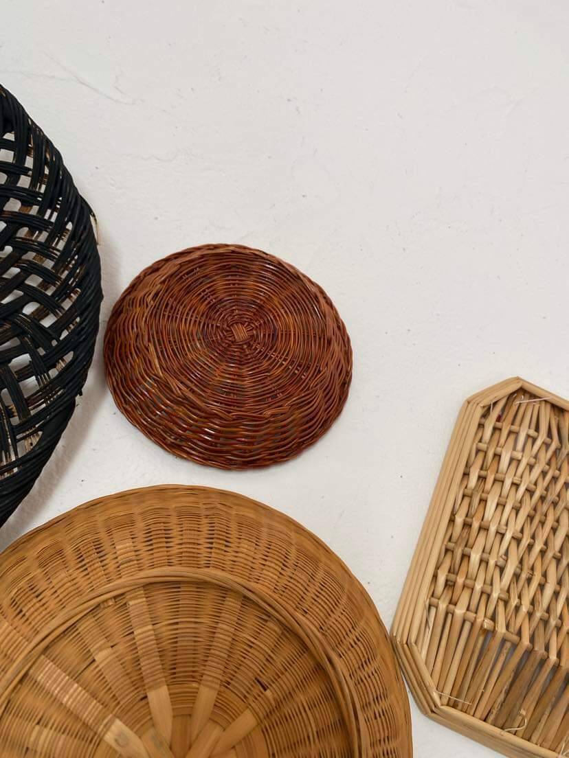 Composition murale de corbeilles et plateaux en osier.