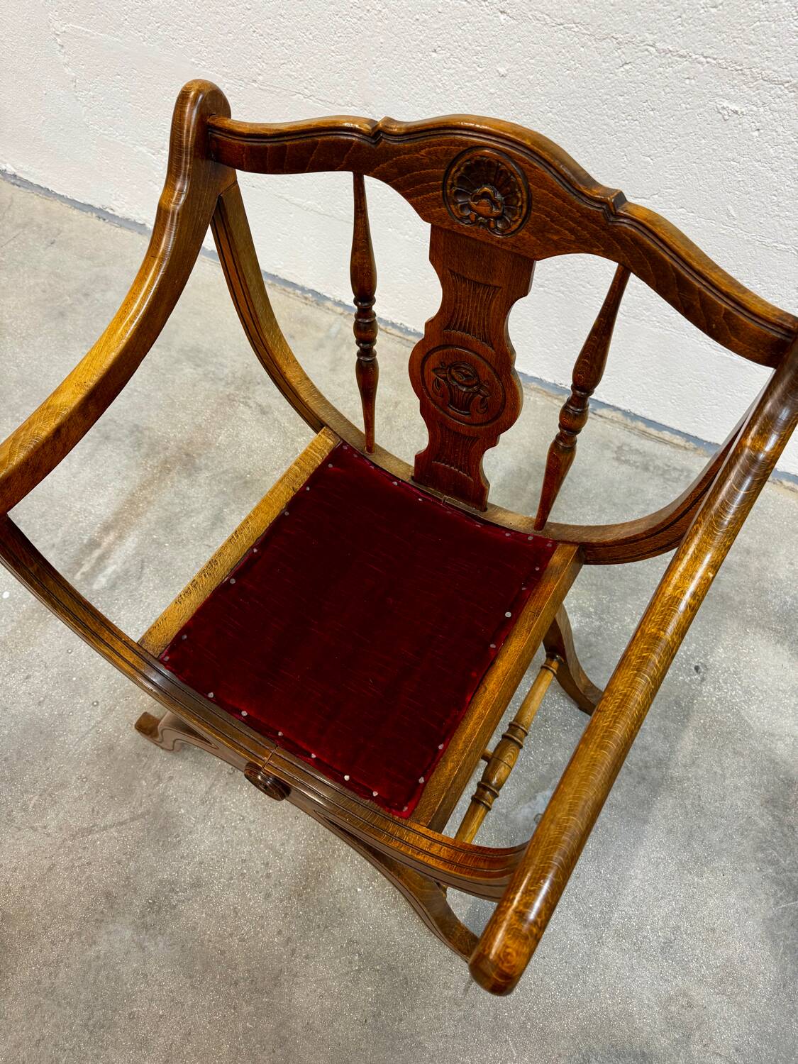 Dagobert armchair with red upholstery