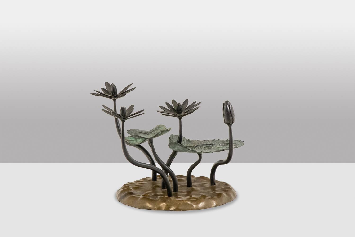Table basse nénuphar en bronze à deux patines, années 1970