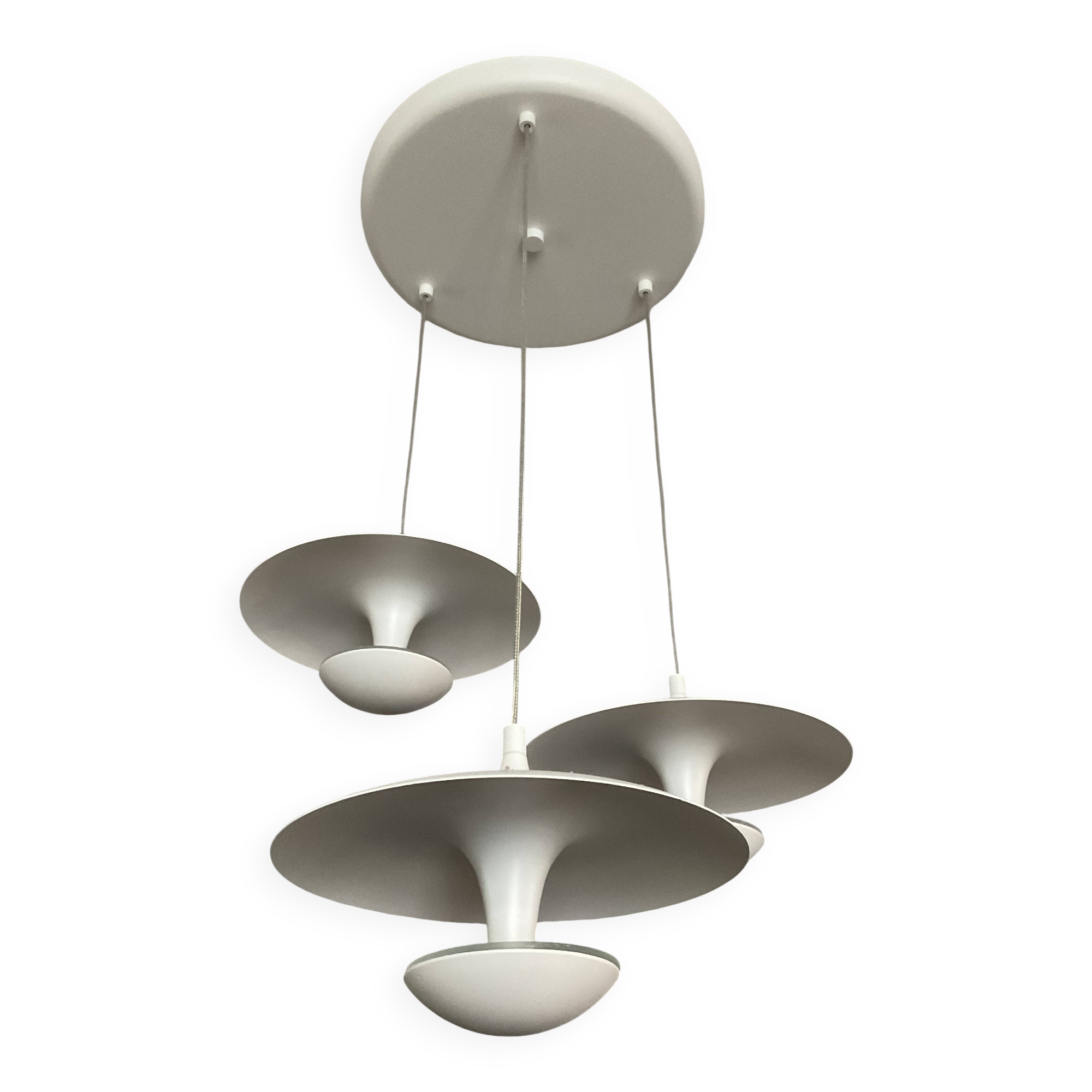 Suspension cascade design 3 white metal saucers