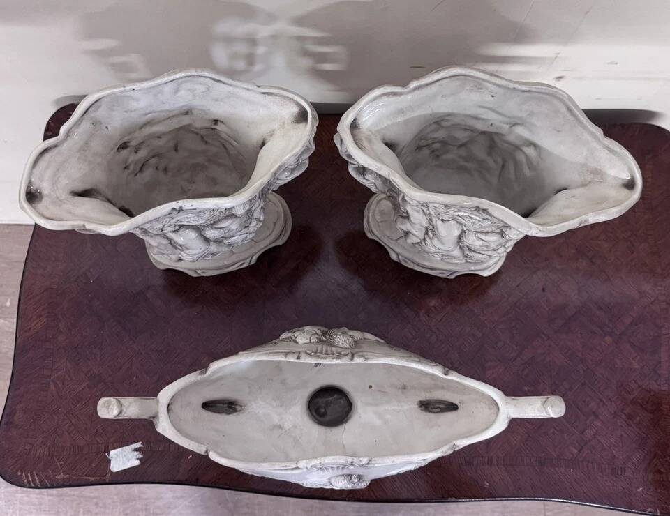 Three-piece ceramic garniture with neo-classical decoration – 20th century