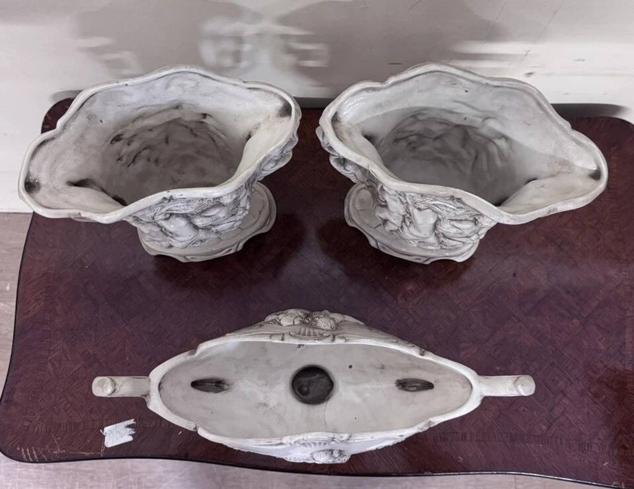 Three-piece ceramic garniture with neo-classical decoration – 20th century