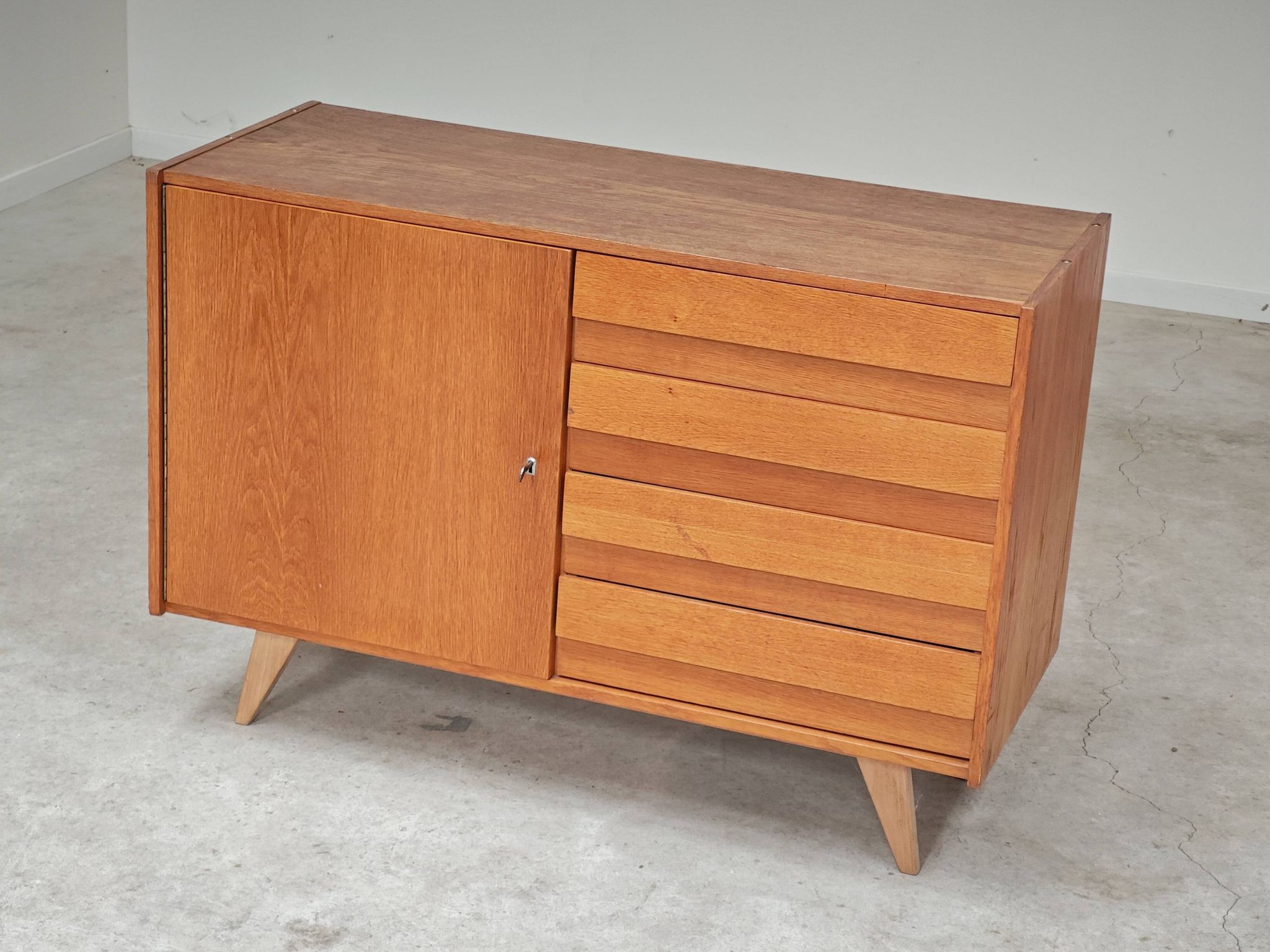 Buffet U 458 chêne clair Jiri Jiroutek pour Interier Praha 1960